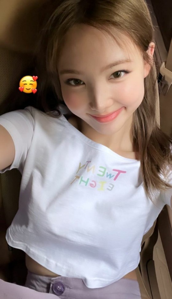 “TWICE”NAYEON，一瞥你的肚子也很可爱？腰是不切实际的“一把”