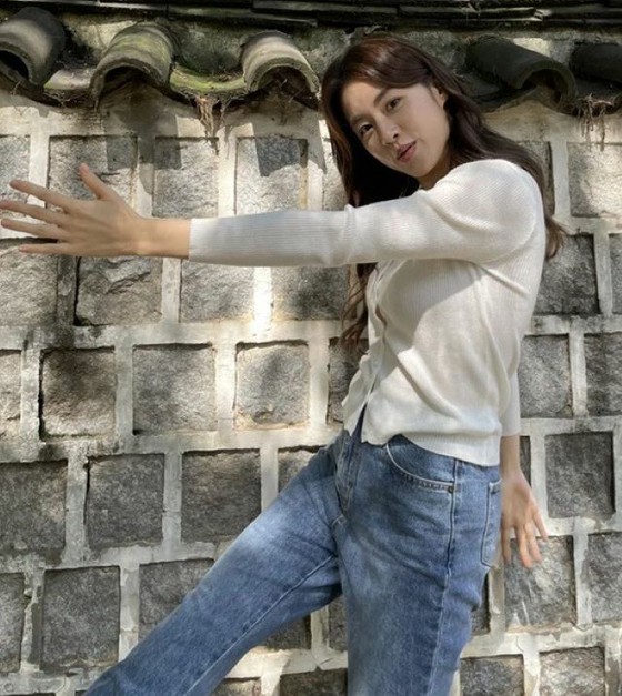 《去年长女的诞生》女星姜素拉，老公是中医吗？带着令人眼花缭乱的自然微笑外出拍摄