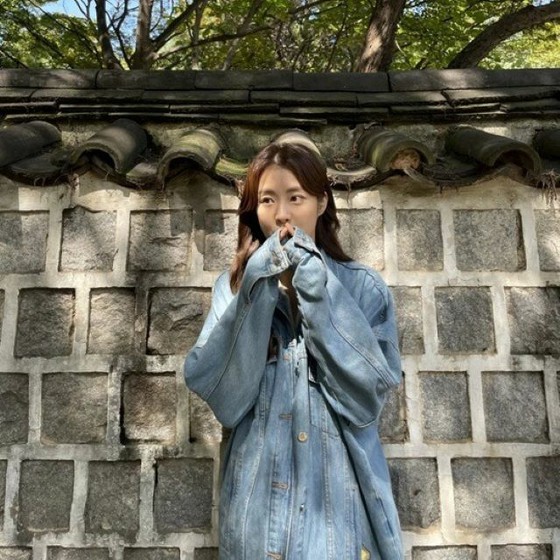 《去年长女的诞生》女星姜素拉，老公是中医吗？带着令人眼花缭乱的自然微笑外出拍摄