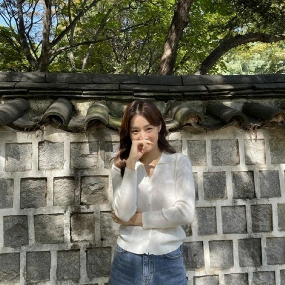 《去年长女的诞生》女星姜素拉，老公是中医吗？带着令人眼花缭乱的自然微笑外出拍摄