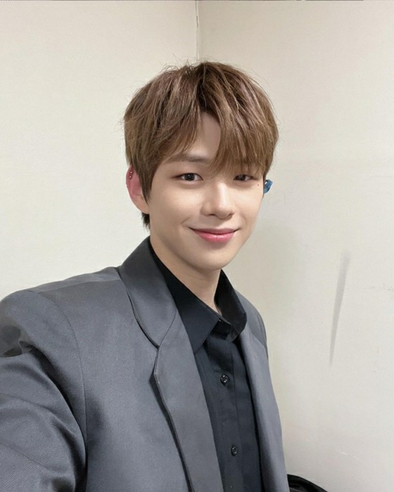 歌手KANGDANIEL，修饰《街头霸王》开头和结尾的失态