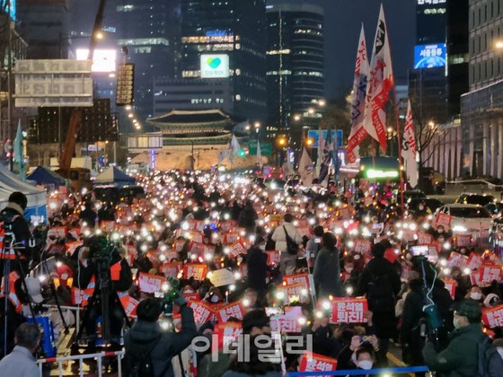 ``对总统夫人的特别调查''，``监狱李在明''......进步派和保守派在首尔市政厅前集会=韩国媒体