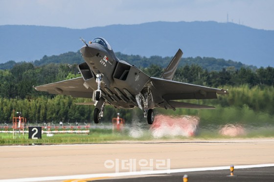 韩国战斗机KF21首次超音速飞行成功，气体稳定性确认=韩国