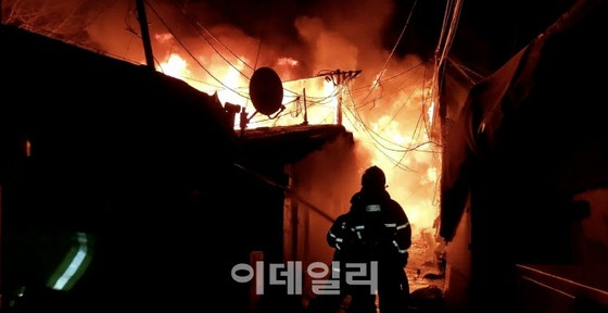 江南区九龙村发生火灾，降级为1级响应... 500人疏散，62名遇难者=韩国