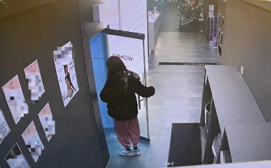 “长发男”闯入健身房女更衣室