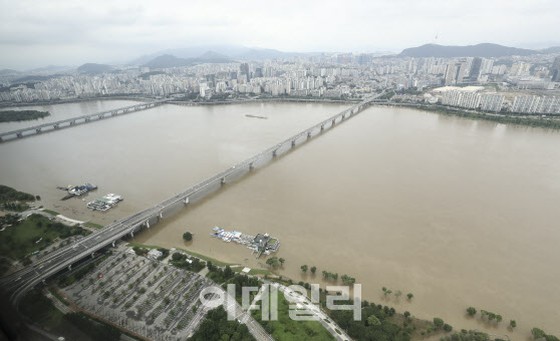暴雨损失逼近万人“1839人无法回家”=韩国