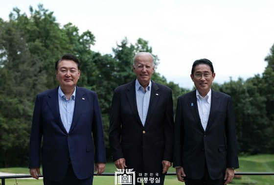 <W评论>日美韩领导人强调三国正处于“新时代”=蜜月会维持吗？