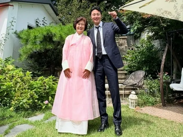 丁日宇庆祝母亲沈英玉教授退休...“我会继续支持您”