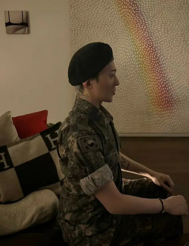 G-DRAGON（BIGBANG）、センスの良さがあふれる次元が違う軍服姿02