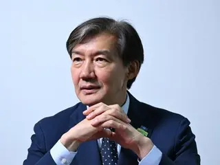 祖国改革党革新政策研究院院长曹国表示，“国民力量代表罗庆完为了当上党魁，向前总统尹锡烈磕头。”（韩国）