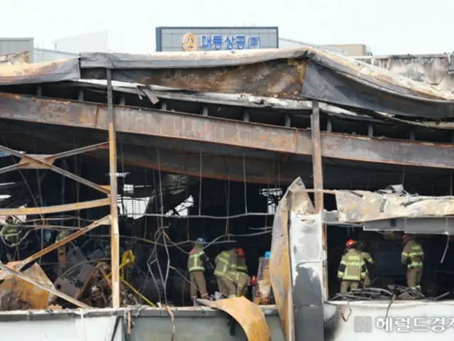 鎮火した後のアリセル工場火災現場