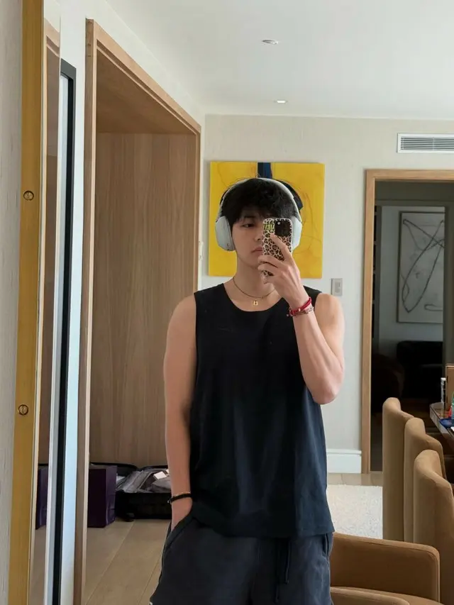 「BTS」V、アメリカでの3カ月間の日常を大放出…日焼けした肌で男らしさ爆発02