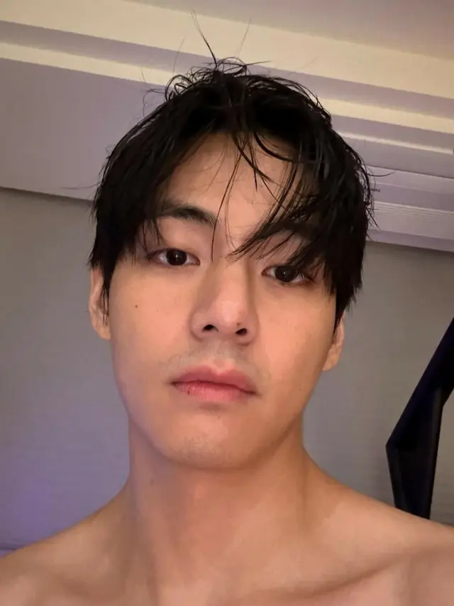 「BTS」V、アメリカでの3カ月間の日常を大放出…日焼けした肌で男らしさ爆発03