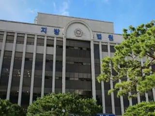 一名40多岁的女性与高中男生初次见面，说了“给你5万韩元，我们去喝酒吧”，结果却被一名韩国男子抱在怀里。