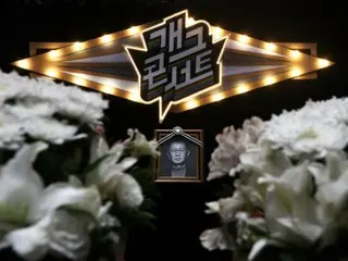 已故“喜剧传奇”郑有善在“搞笑演唱会”舞台上与众多后辈们一起送别