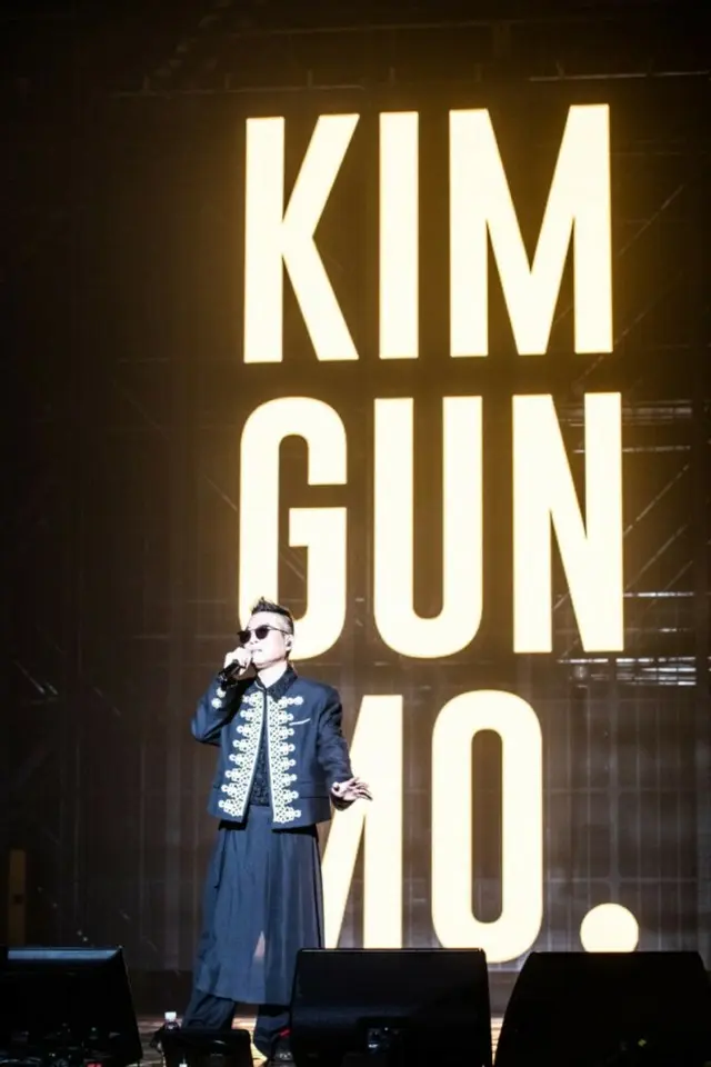 歌手キム・ゴンモ、6年ぶりに華麗な復帰…涙のお辞儀3