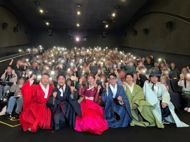 【公式】映画「ボス」、公開初週末全体1位…チョ・ウジン＆チョン・ギョンホ＆パク・ジファン韓服を着てあいさつ