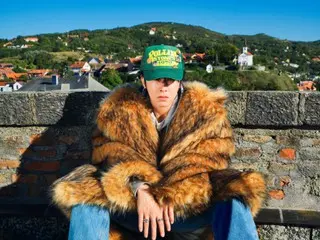 东方神起允浩（U-KNOW）将于今天（13日）下午6点发行新歌《Body Language》...Vata和RIEHATA参与了编舞。