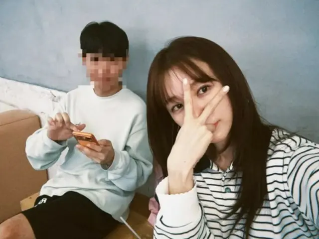 女演员尹恩惠与一名男子友好相处......她要和谁去咖啡馆约会？