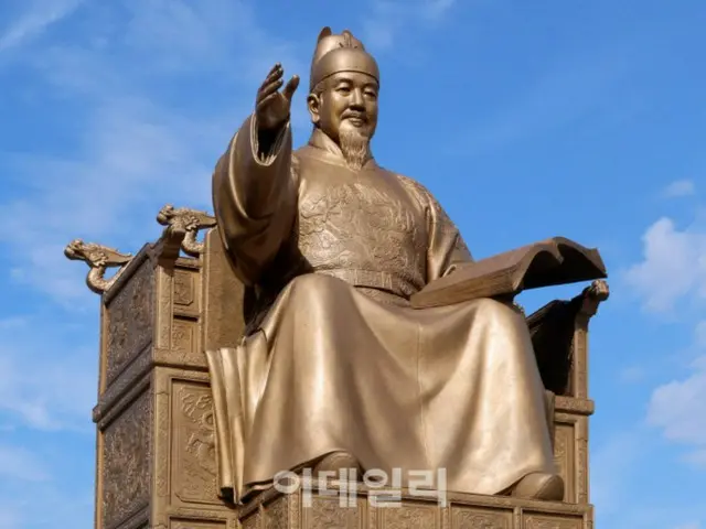 <W解説>韓流ブームの根幹にあるのは…＝ことしも様々なイベントが行われた「ハングルの日」とは？　写真は韓国のソウル・クァンファムン（光化門）広場のセジョン（世宗）大王銅像。