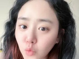 在《蓝色生死恋》中饰演宋慧乔所属少女时代成员的文根英，最近换了造型？近照中自然卷发一览无余……“国民妹妹”依旧可爱。