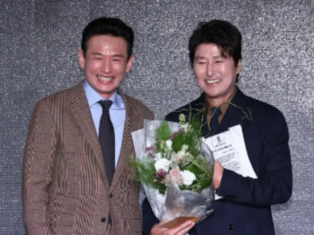 宋康昊代替朴赞郁导演惊喜亮相，安孝燮、仁顺伊荣获“美丽艺术家奖”