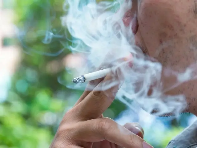 一位家长向一所试图处罚吸烟学生的学校提出抗议，称“是我允许的”。学校最终道了歉。