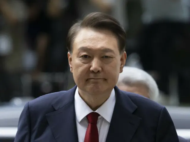 韩国学生投诉老师在课堂上侮辱前总统尹某，指责其违反政治中立原则