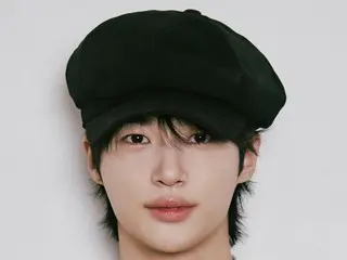 演员卞佑硕收到一份生日礼物——一顶报童帽，更添几分飘逸之感。