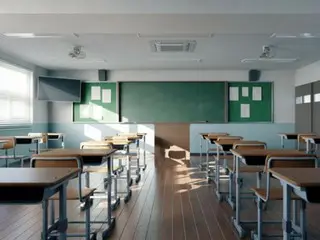 “老师，给你。”一名高中女生送给老师一些喷过杀虫剂的橘子。（韩国）