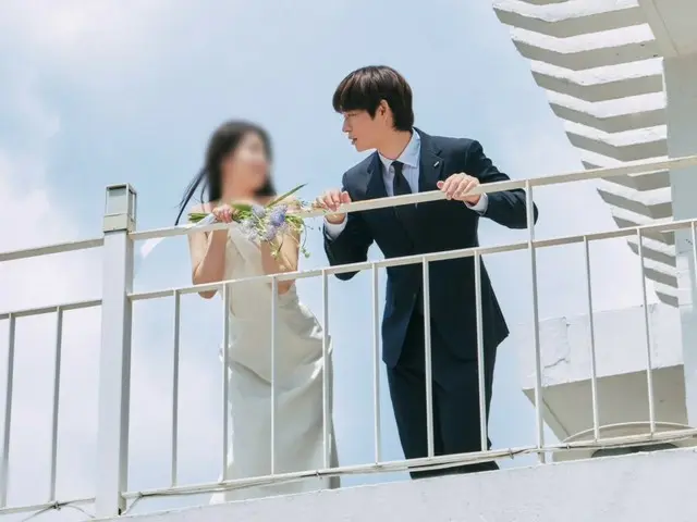 “耳膜男友”崔洛塔今天（1日）与一位英俊的圈外男子结婚……这位男子是前国会议员崔在成的儿子。