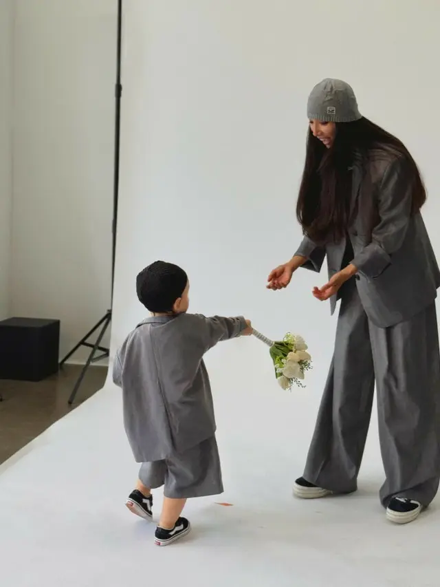 モデルのムン・ガビ、息子との写真を公開後SNSコメント欄を閉鎖しても「いいね」などで熱い応援続く3