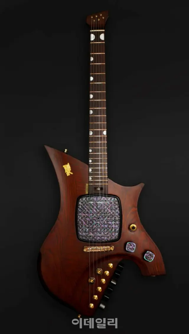 李大統領、ギター愛好家のシンガポールウォン首相にらでん漆塗り装飾ギターをプレゼント