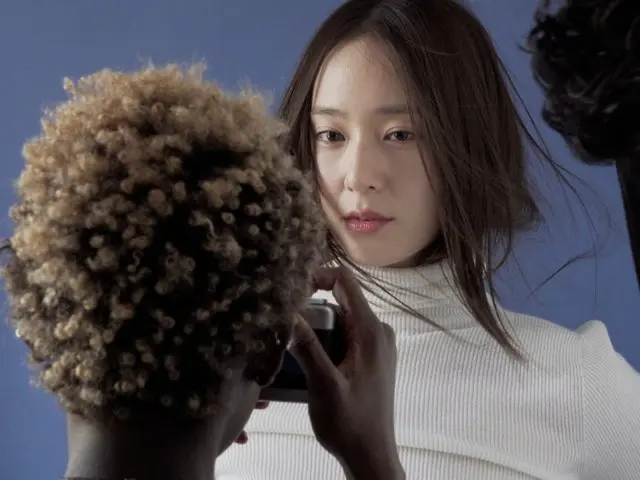 f(x)成员Krystal以艺人身份回归……首支个人单曲《Solitary》将于27日发行。