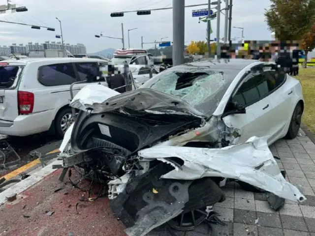韩国大田新世界百货商店门前发生10辆车追尾相撞事故，造成16人死伤。