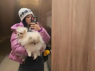 高素妍在“价值14亿日元的顶层公寓”里的拍照区与众不同……电梯里的OOTD（每日穿搭）照片应有尽有。