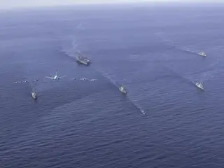 韩国和美国海军在东海举行联合演习，其中包括一艘美国核动力航空母舰。