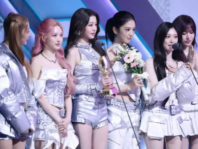 「IVE」が「2025 KGMA」)の最高栄誉賞の一つである「2025 Grand Song」のトロフィーを手にした。