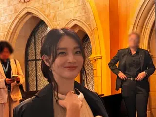 申敏儿，皇后娜薇尔，进入迪士尼乐园……优雅中带着一丝可爱