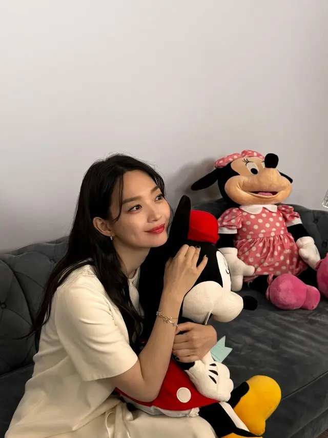 シン・ミナ、ディズニーに入城した皇后ナビエに..優雅の中に可愛さをスプーン1杯