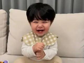 沈亨卓和沙耶的儿子罗言剪了头发……他那“洋娃娃般的美貌”更加引人注目了。