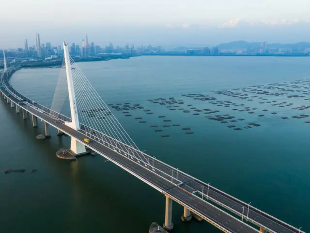 中国媒体报道，中国家庭配送市场连续11年位居世界第一，平均每月包裹递送量达100亿件。