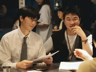 《明天会不一样》的导演朴叙俊和元智安说：“我嘴上笑着，眼里却在哭。”