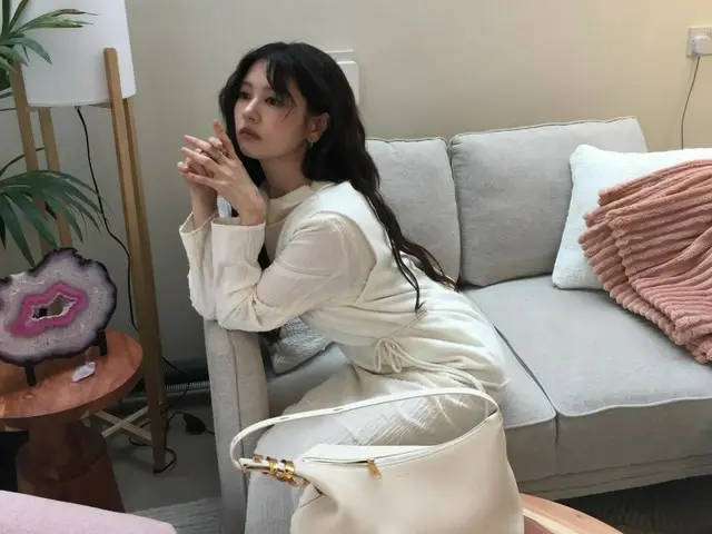 素敏的脸比她的手还小……她很有“现实生活中的美女明星”的气质。