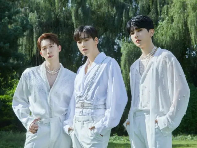 由 UKISS 的 Hun、Kevin 和 Kiseop 组成的组合“UX1”将于 26 日发行歌曲“HALO”。