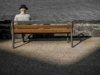 韩国单人家庭比例达到创纪录的36%，老年人口超过1000万，标志着超老龄化社会的开始。