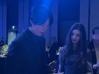 来自 NewJeans 的 Daniel 与朴宝剑和 Sean 一起出席慈善晚宴。