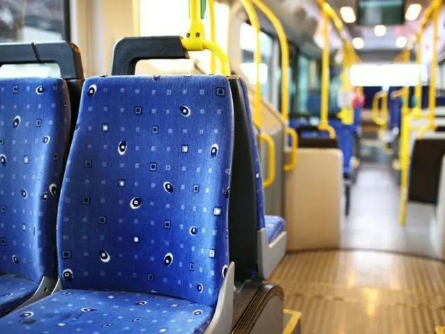 “法国笑气疫情爆发，一辆载有青少年的汽车坠入游泳池”——韩国媒体