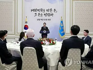 李显龙总统在贸易日与主要出口商共进午餐，称“你们都是英雄”。