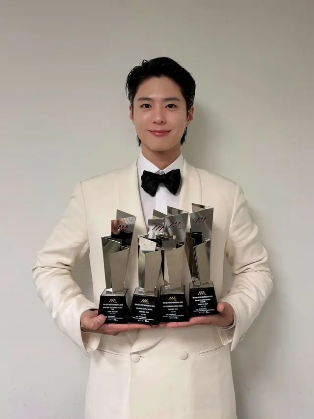 俳優パク・ボゴムが「10周年 Asia Artist Awards 2025」で5冠を獲得した。